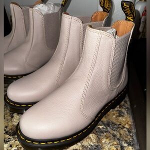 Dr. Martens Women's 2976 Virginia Chelsea Boot  size 8